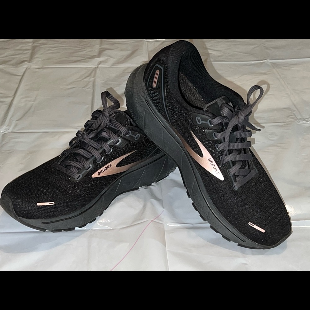 black brooks sneakers